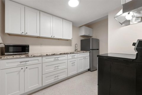Condo in Sarasota, Florida, 1 bedroom  № 2215284 - photo 8