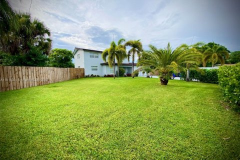 Купить виллу или дом в Лодердейл-Лейкс, Флорида 4 спальни, 233.65м2, № 1970787 - фото 1