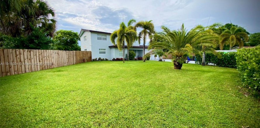 Дом в Лодердейл-Лейкс, Флорида 4 спальни, 233.65м2 № 1970787