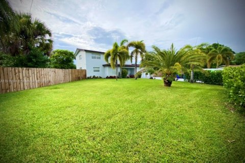 Купить виллу или дом в Лодердейл-Лейкс, Флорида 4 спальни, 233.65м2, № 1970787 - фото 23