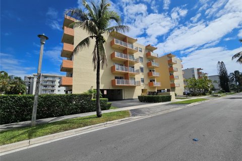 Condo in North Miami Beach, Florida, 1 bedroom  № 2069562 - photo 19