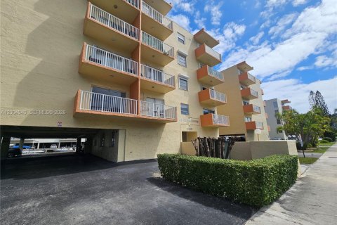 Condo in North Miami Beach, Florida, 1 bedroom  № 2069562 - photo 20