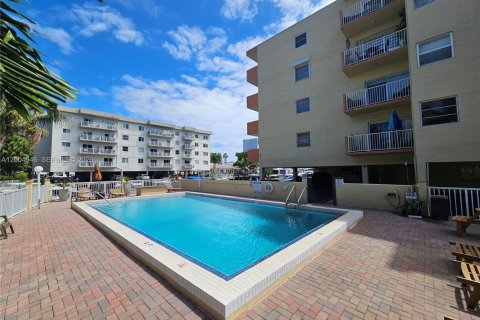 Condo in North Miami Beach, Florida, 1 bedroom  № 2069562 - photo 16