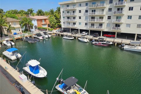 Condo in North Miami Beach, Florida, 1 bedroom  № 2069562 - photo 3