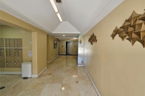 Condo in North Miami Beach, Florida, 1 bedroom  № 2069562 - photo 17