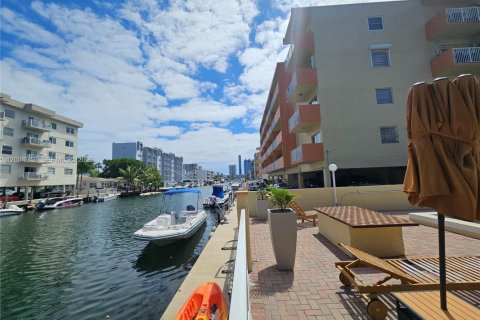 Condo in North Miami Beach, Florida, 1 bedroom  № 2069562