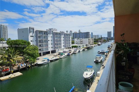 Condo in North Miami Beach, Florida, 1 bedroom  № 2069562 - photo 2