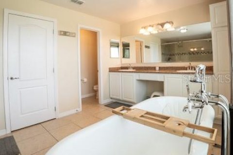 House in Titusville, Florida 3 bedrooms, 252.69 sq.m. № 2227809 - photo 26