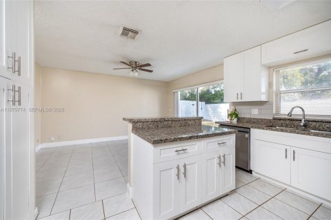 House in Pembroke Pines, Florida 3 bedrooms, 131.09 sq.m. № 2031448 - photo 17