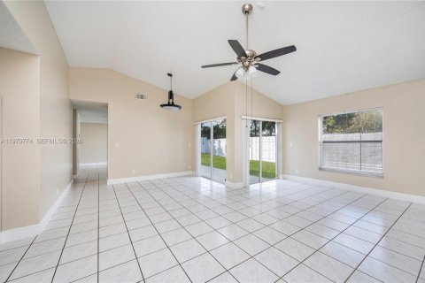 House in Pembroke Pines, Florida 3 bedrooms, 131.09 sq.m. № 2031448 - photo 12
