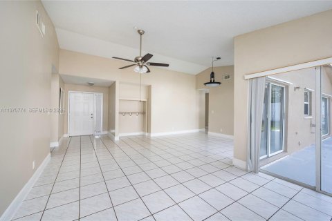 House in Pembroke Pines, Florida 3 bedrooms, 131.09 sq.m. № 2031448 - photo 15