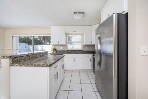 House in Pembroke Pines, Florida 3 bedrooms, 131.09 sq.m. № 2031448 - photo 18