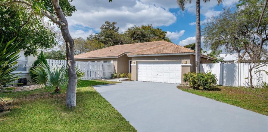 House in Pembroke Pines, Florida 3 bedrooms, 131.09 sq.m. № 2031448