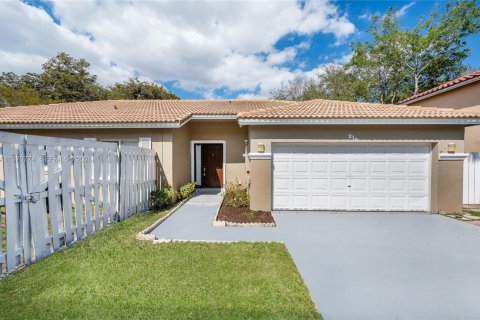 House in Pembroke Pines, Florida 3 bedrooms, 131.09 sq.m. № 2031448 - photo 3