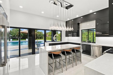 House in Hialeah Gardens, Florida 4 bedrooms, 309.55 sq.m. № 2391901 - photo 17