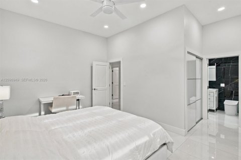 House in Hialeah Gardens, Florida 4 bedrooms, 309.55 sq.m. № 2391901 - photo 29