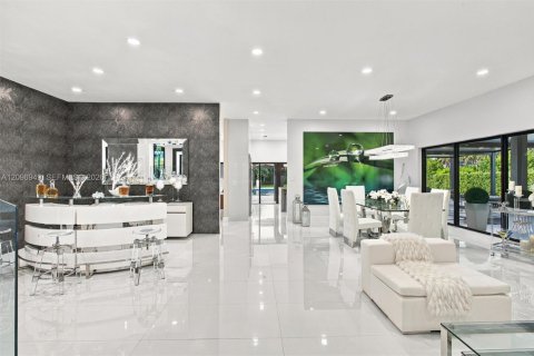 House in Hialeah Gardens, Florida 4 bedrooms, 309.55 sq.m. № 2391901 - photo 6