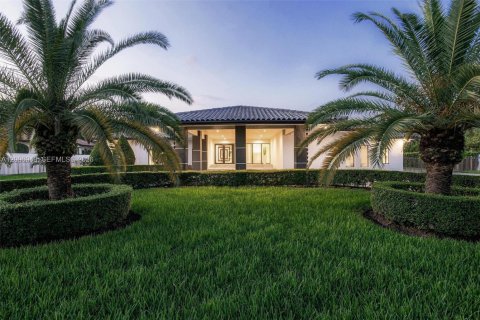 House in Hialeah Gardens, Florida 4 bedrooms, 309.55 sq.m. № 2391901 - photo 2