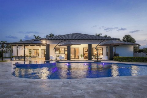 House in Hialeah Gardens, Florida 4 bedrooms, 309.55 sq.m. № 2391901