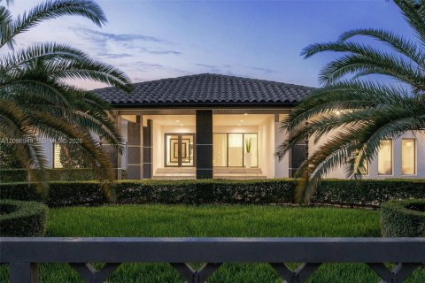 House in Hialeah Gardens, Florida 4 bedrooms, 309.55 sq.m. № 2391901 - photo 4