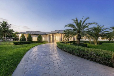 House in Hialeah Gardens, Florida 4 bedrooms, 309.55 sq.m. № 2391901 - photo 3