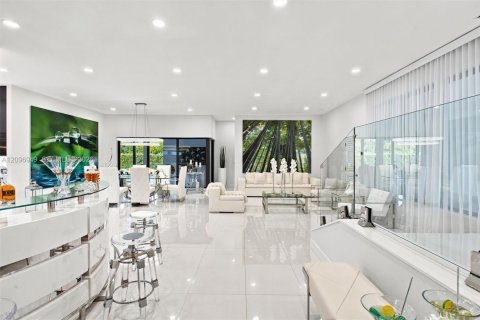 House in Hialeah Gardens, Florida 4 bedrooms, 309.55 sq.m. № 2391901 - photo 5