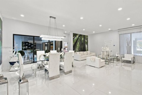House in Hialeah Gardens, Florida 4 bedrooms, 309.55 sq.m. № 2391901 - photo 10