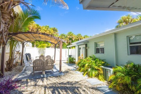 Commercial property in Jensen Beach, Florida 140.1 sq.m. № 2400013 - photo 11