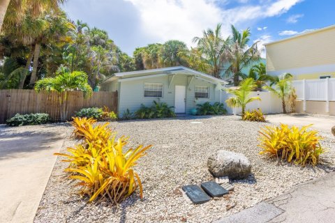Commercial property in Jensen Beach, Florida 140.1 sq.m. № 2400013