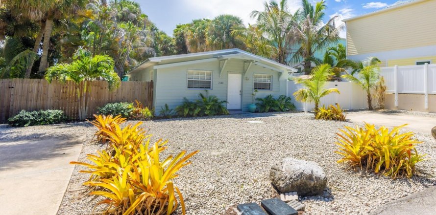 Commercial property in Jensen Beach, Florida 140.1 sq.m. № 2400013