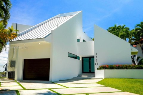 Casa en venta en North Bay Village, Florida, 5 dormitorios, 349.13 m2 № 1872301 - foto 1