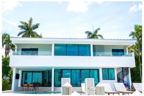 Casa en venta en North Bay Village, Florida, 5 dormitorios, 349.13 m2 № 1872301 - foto 3