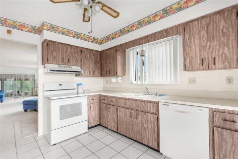 Condo in New Port Richey, Florida, 2 bedrooms  № 1904260 - photo 13