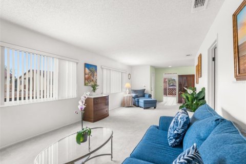 Condo in New Port Richey, Florida, 2 bedrooms  № 1904260 - photo 6