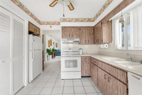 Condo in New Port Richey, Florida, 2 bedrooms  № 1904260 - photo 12