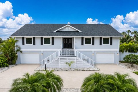 House in Gulfport, Florida 3 bedrooms, 234.11 sq.m. № 2304480