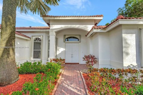 Снять в аренду виллу или дом в Уэстон, Флорида 4 спальни, 252.32м2, № 1951469 - фото 4