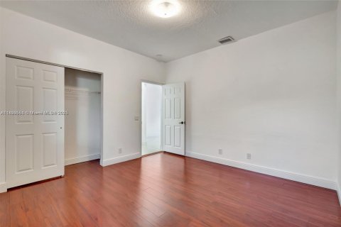 Снять в аренду виллу или дом в Уэстон, Флорида 4 спальни, 252.32м2, № 1951469 - фото 18