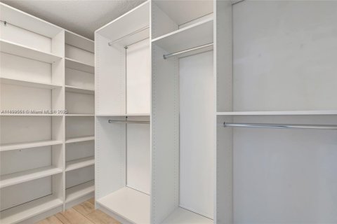 Снять в аренду виллу или дом в Уэстон, Флорида 4 спальни, 252.32м2, № 1951469 - фото 10