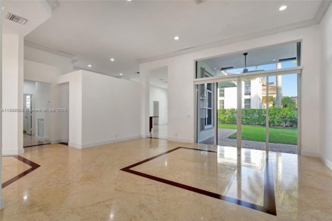 Снять в аренду виллу или дом в Уэстон, Флорида 4 спальни, 252.32м2, № 1951469 - фото 7