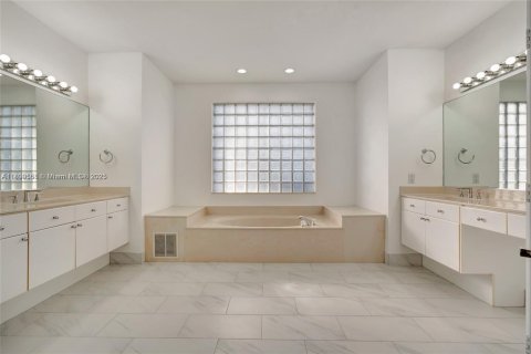 Снять в аренду виллу или дом в Уэстон, Флорида 4 спальни, 252.32м2, № 1951469 - фото 12