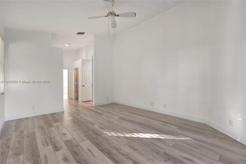 Снять в аренду виллу или дом в Уэстон, Флорида 4 спальни, 252.32м2, № 1951469 - фото 9