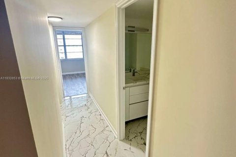 Condo in Aventura, Florida, 3 bedrooms  № 1812004 - photo 18