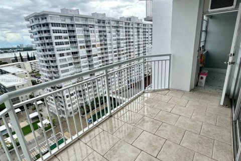 Condo in Aventura, Florida, 3 bedrooms  № 1812004 - photo 11