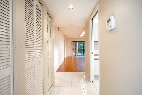 Condo in Pembroke Pines, Florida, 2 bedrooms  № 2152548 - photo 2