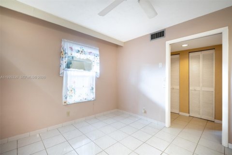 Condo in Pembroke Pines, Florida, 2 bedrooms  № 2152548 - photo 12