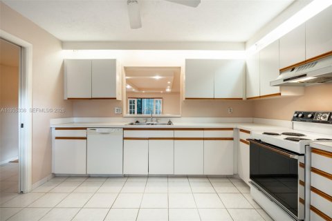 Condo in Pembroke Pines, Florida, 2 bedrooms  № 2152548 - photo 10