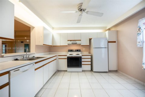Condo in Pembroke Pines, Florida, 2 bedrooms  № 2152548 - photo 8