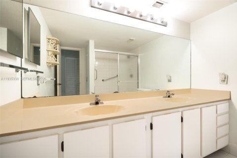 Condo in Pembroke Pines, Florida, 2 bedrooms  № 2152548 - photo 13