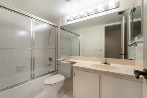 Condo in Pembroke Pines, Florida, 2 bedrooms  № 2152548 - photo 15